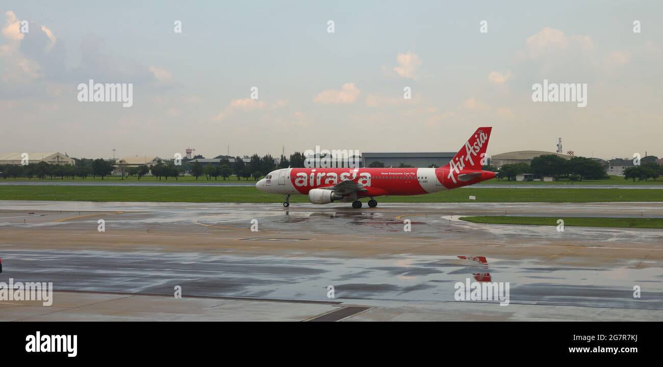 DON-MUEANG, BANGKOK - Mai, 2018 : Don-mueang International Airport view, Airplane parking at parking Bay. Fahren Sie mit dem Bus vom Bustor aus. Stockfoto