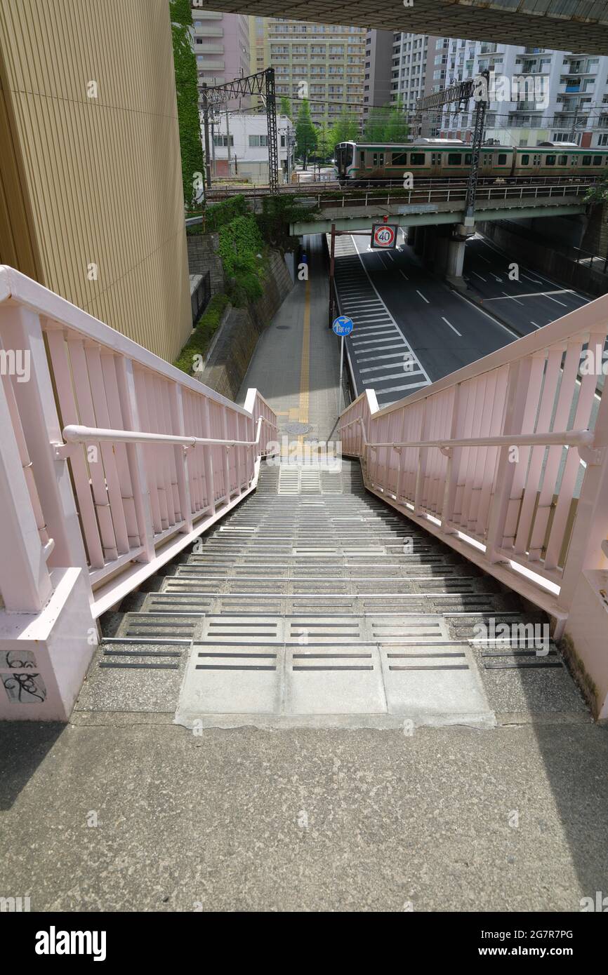 Die Fußgängerleiter führt zu Fuß über die Straßen, Fußgängerbrücke, Übergastreppe, Fußgängerbrücke. Treppe der Überführung in der Nähe des Tunnels unter rai Stockfoto