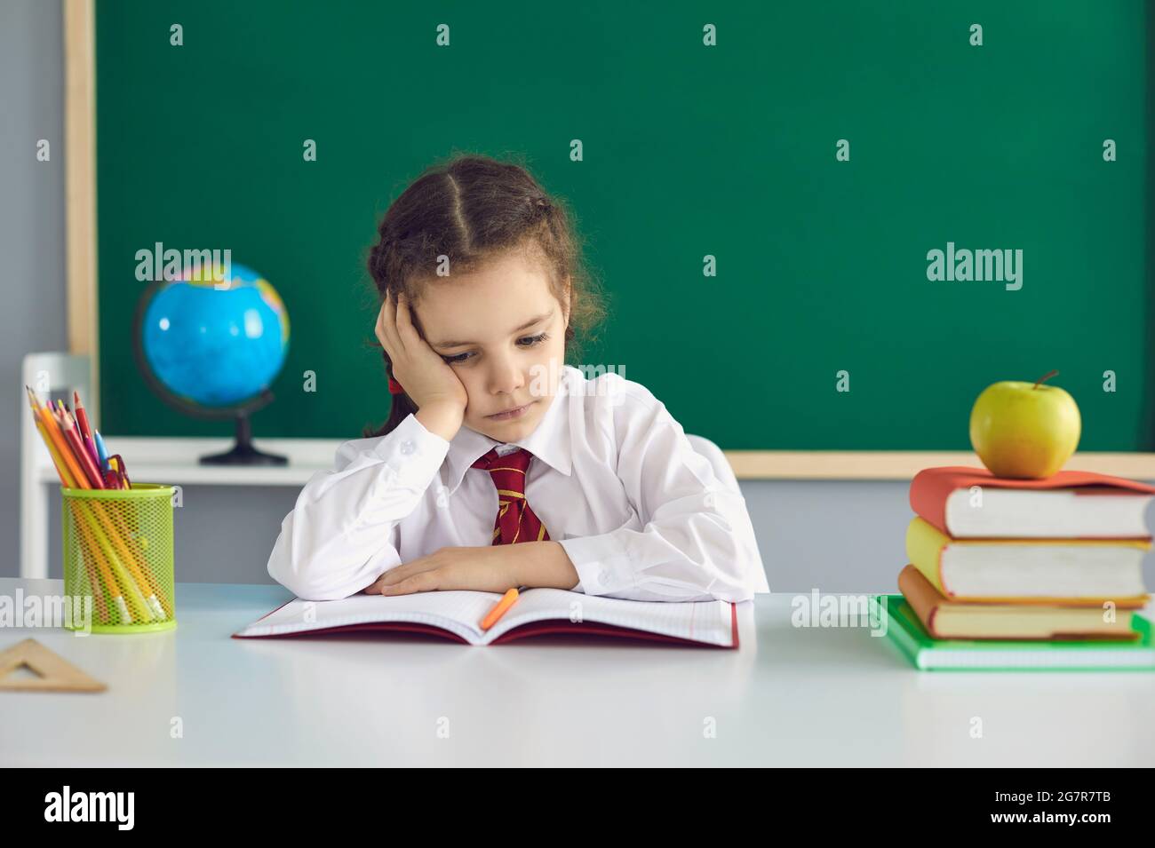 Trauriges Schulmadchen Schaut Sich Ein Buch An Wahrend Es In Der Klasse Sitzt Ein Mathematisches Problem Bei Einem Kind In Der Schule Stockfotografie Alamy