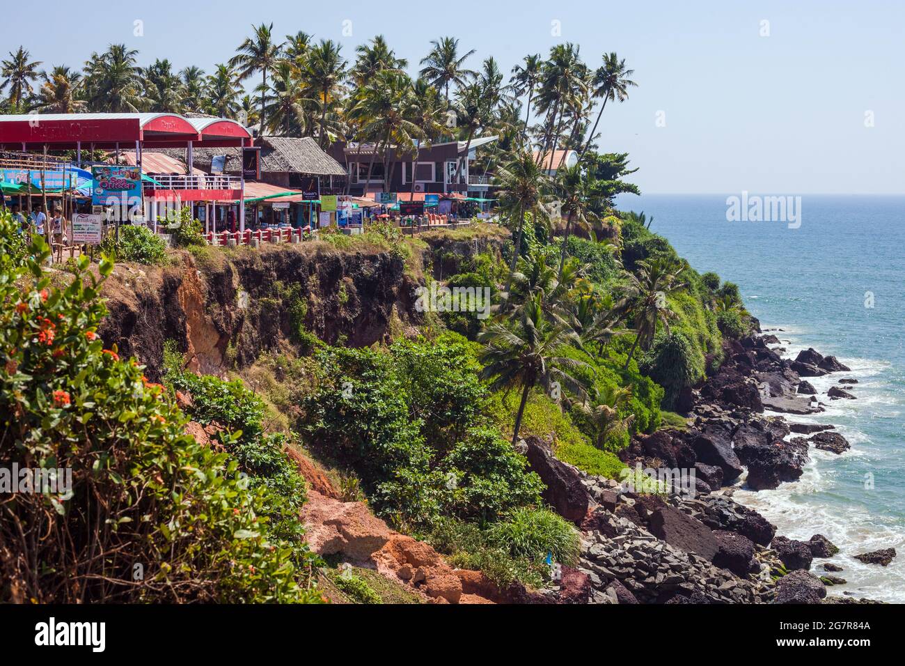 Palmen und Clifftop-Restaurants und Hütten mit Blick auf das Arabische Meer in Varkala, Kerala, Indien Stockfoto