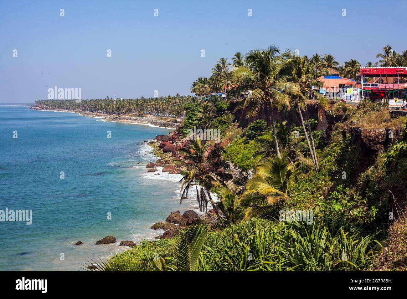Palmen und Grün entlang der Klippe mit Blick auf das Arabische Meer in Varkala, Kerala, Indien Stockfoto