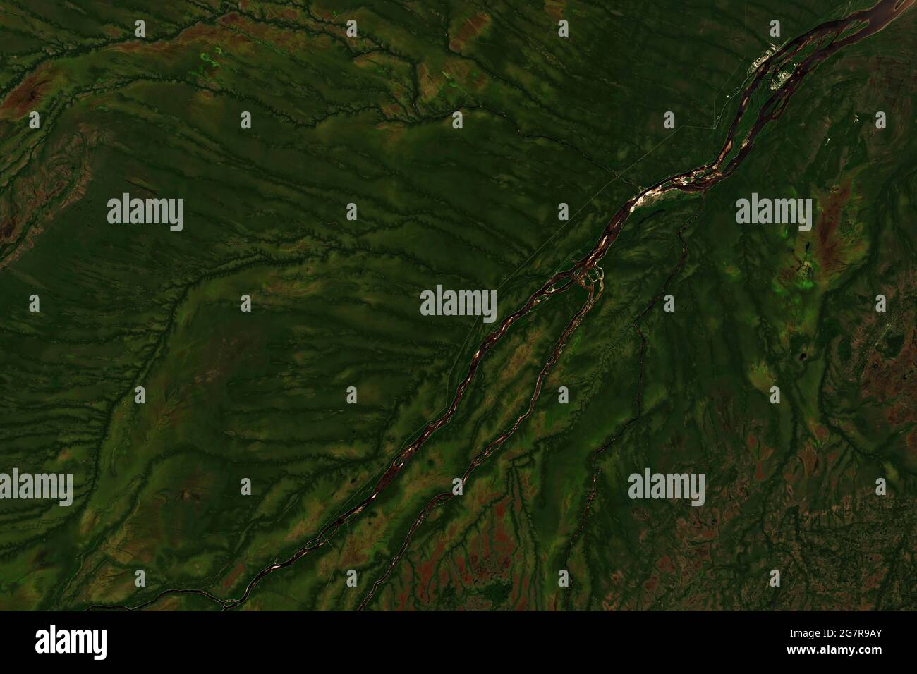 Farbenfrohes Einzugsgebiet des Moose River in Ontario, Kanada, das vom Weltraum aus in die James Bay fließt - enthält modifizierte Copernicus Sentinel-Daten (2020) Stockfoto