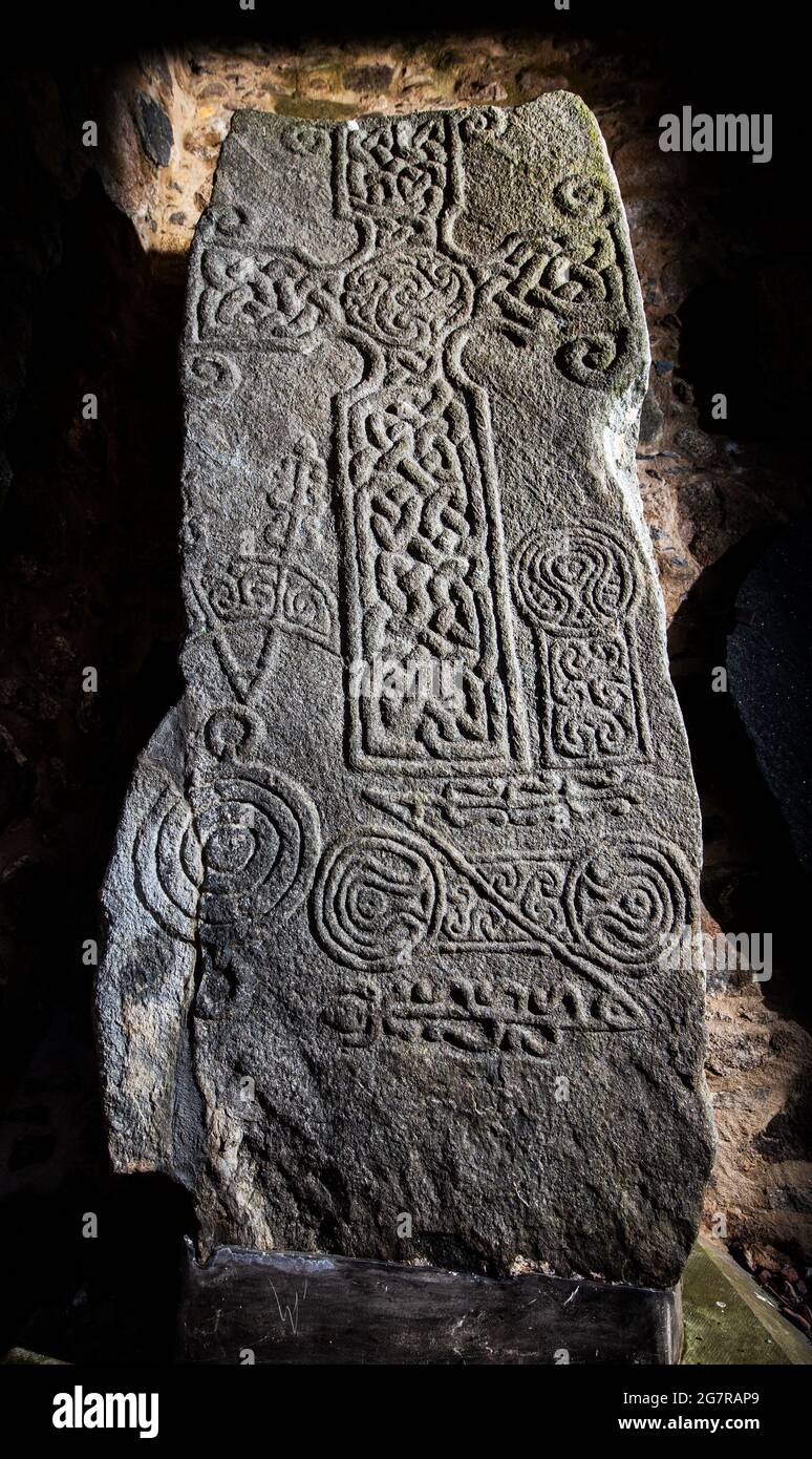 Dyce Symbol Stein bekannt als Dyce II, einer von zwei Pictish geschnitzten Steinen in den Ruinen der Kapelle von St. Fergus kirk in Dyce, Aberdeen, Schottland Stockfoto