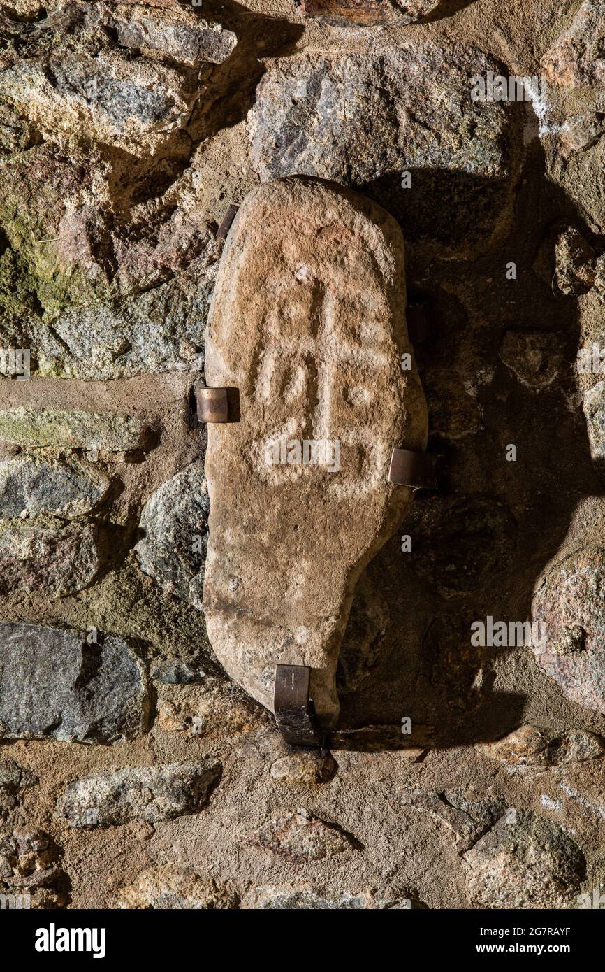 Einer der kleineren geformten Dyce-Symbolsteine, Pictish geschnitzte Steine, die sich in den Ruinen der Kapelle des St. Fergus kirk in Dyce, Aberdeen, Schottland, befinden Stockfoto
