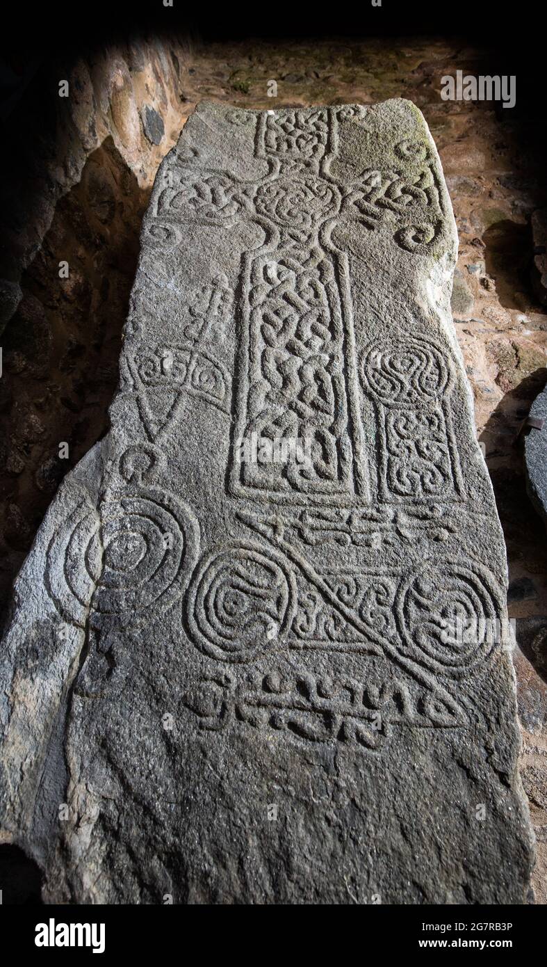 Dyce Symbol Stein bekannt als Dyce II, einer von zwei Pictish geschnitzten Steinen in den Ruinen der Kapelle von St. Fergus kirk in Dyce, Aberdeen, Schottland Stockfoto