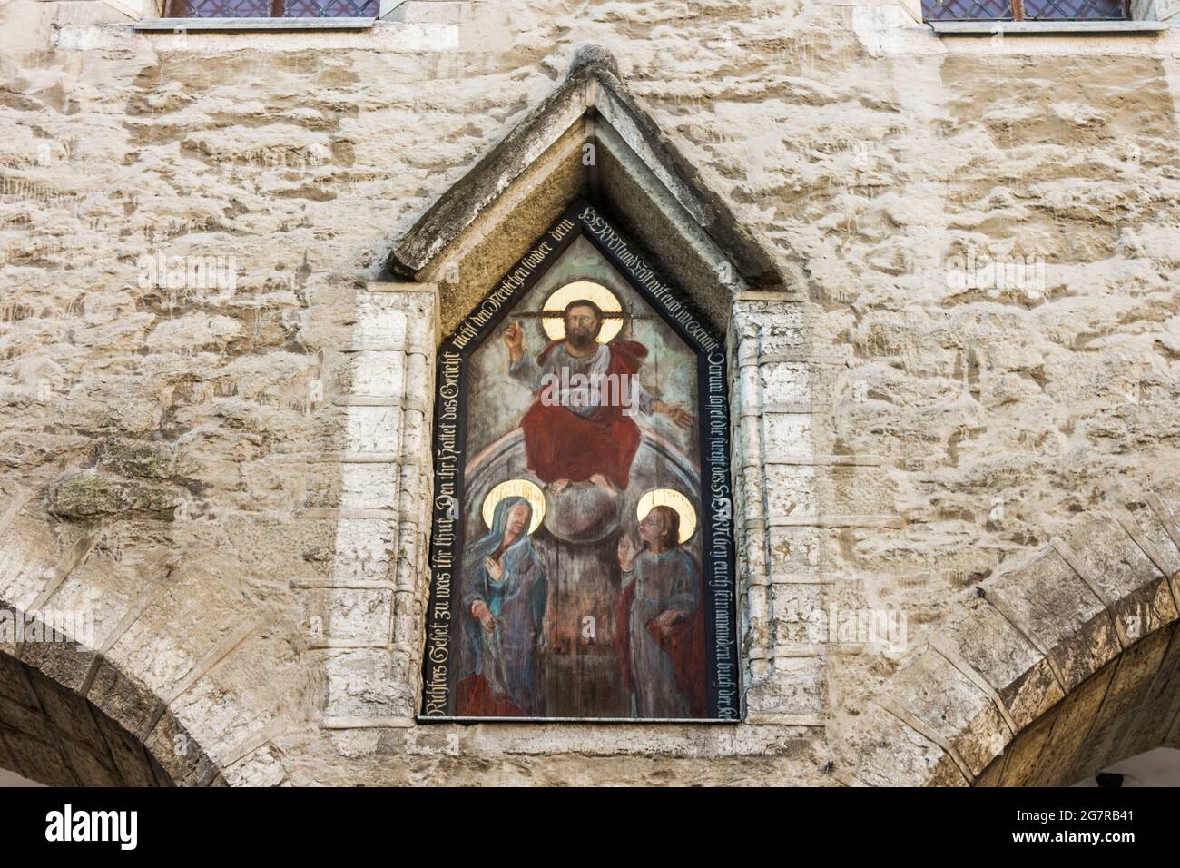 Tallinn, Estland. Gemälde des heiligen Petrus von Verona in der Fassade des Tallinner Rathauses (Tallinna raekoda) Stockfoto