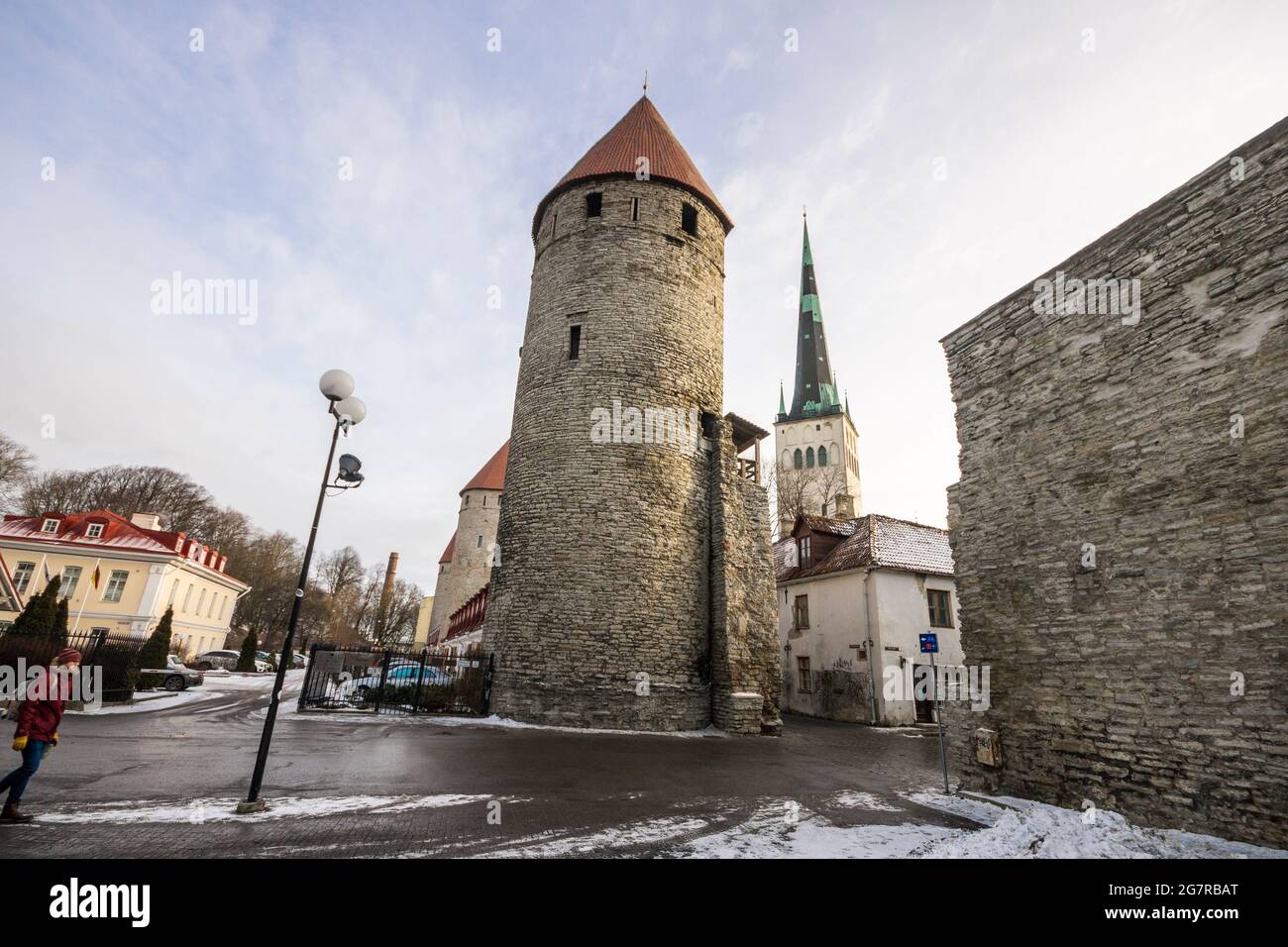 Tallinn, Estland. Plate Torn (Plate Tower), einer der Türme der Mauern der Altstadt, mit der St. Olaf Kirche im Hintergrund Stockfoto