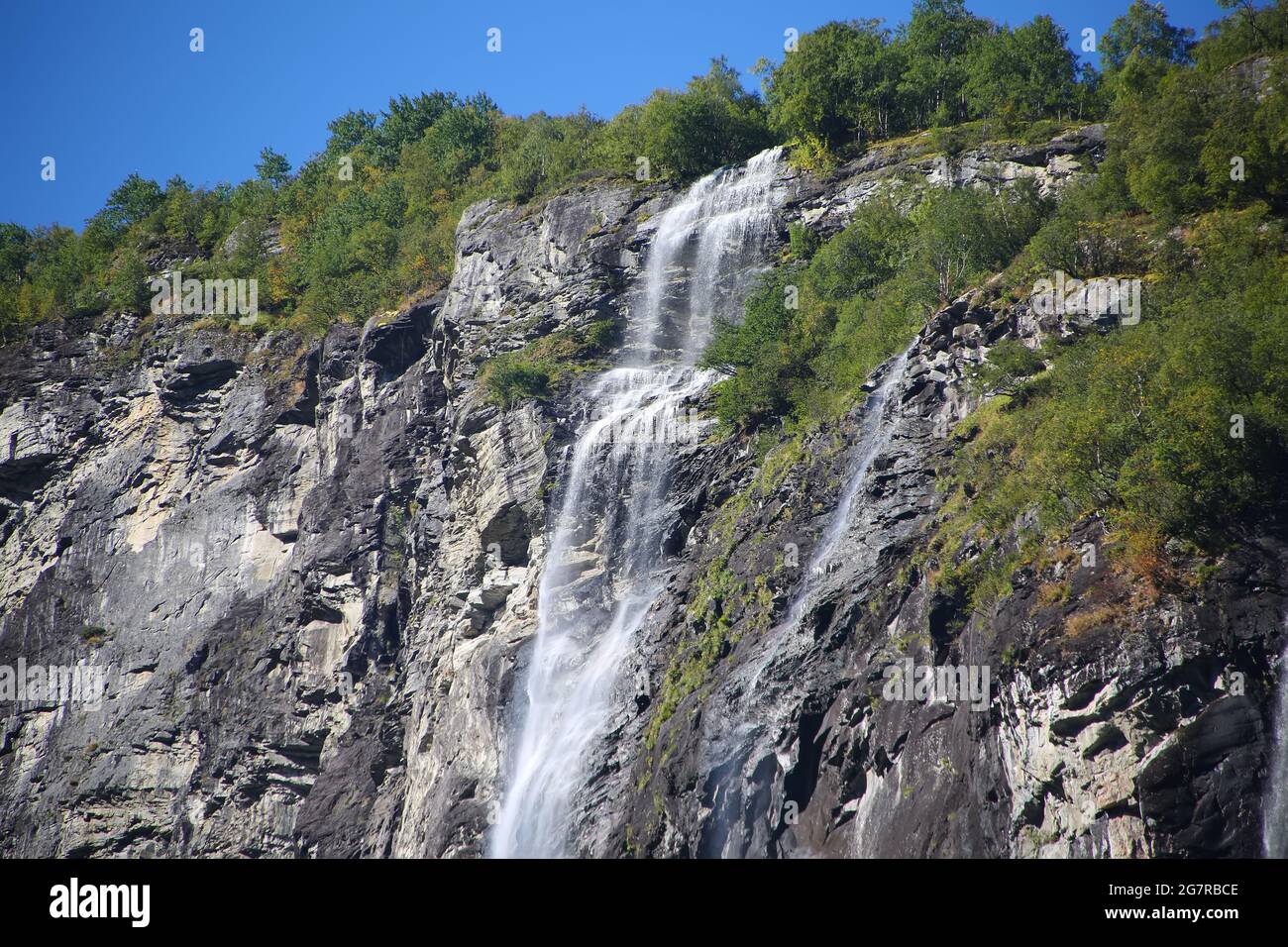 Nahaufnahme des Seven Sisters Wasserfalls, der einer der höchsten in Norwegen ist. Der Wasserfall liegt am Geiranger Fjord, Norwegen. Stockfoto