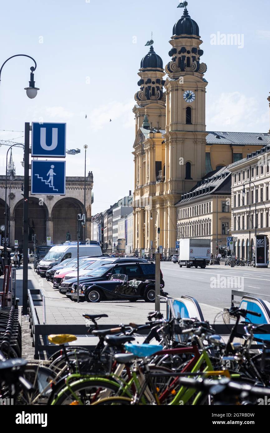 MÜNCHEN, DEUTSCHLAND - 12. Jun 2021: Die Theatinerkirche in München mit Fahrrädern im Vordergrund Stockfoto