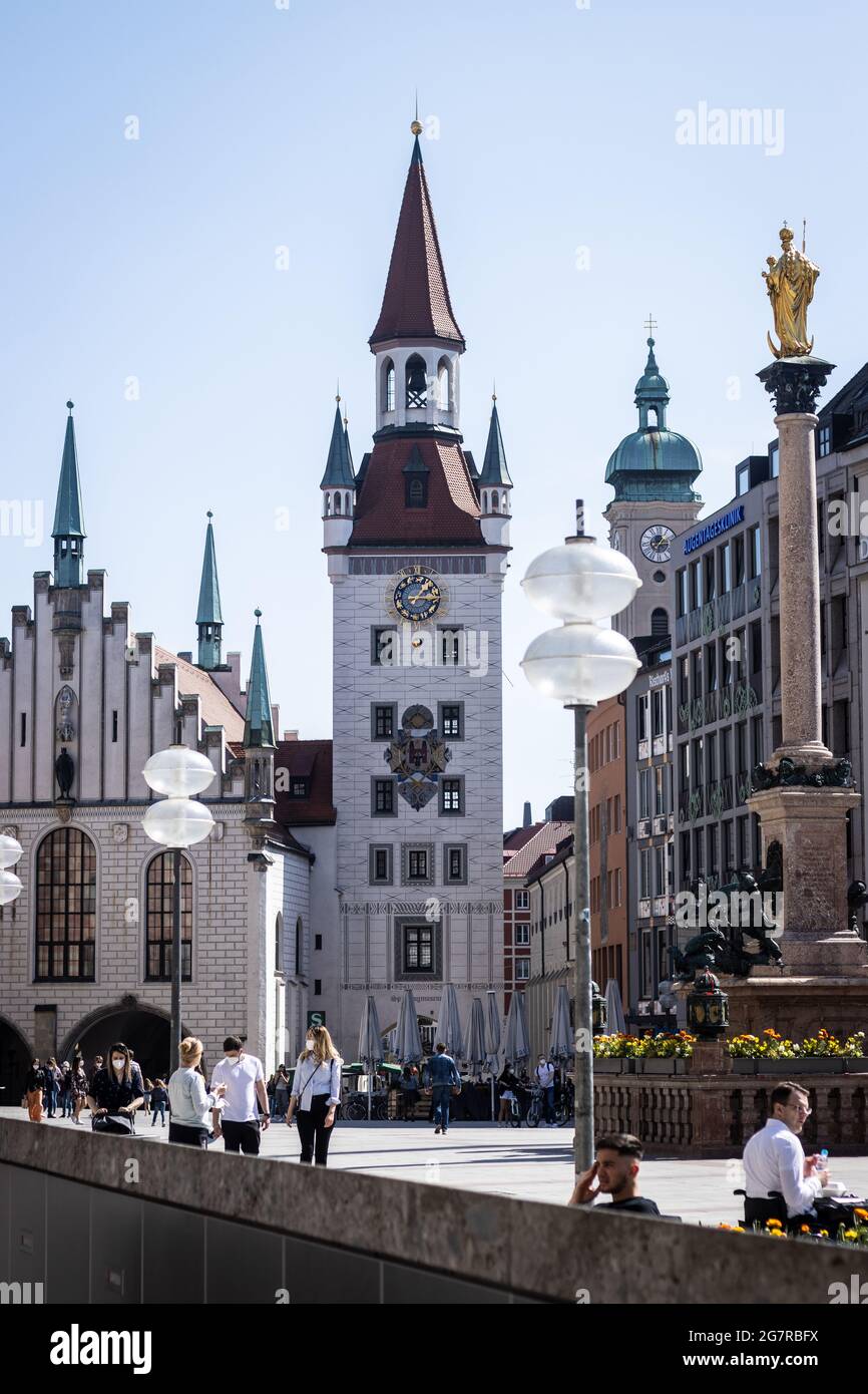 MÜNCHEN, DEUTSCHLAND - 12. Jun 2021: Der schöne Marienplatz in München an einem sonnigen Tag Stockfoto