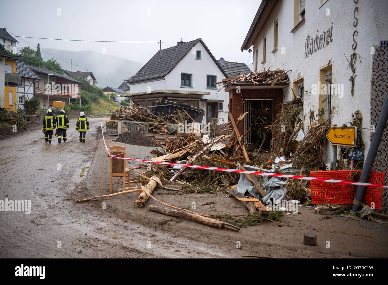 Schuld, Deutschland. Juli 2021. Feuerwehrleute laufen durch das verwüstete Stadtzentrum von Schuld. Quelle: Lino Mirgeler/dpa/Alamy Live News Stockfoto