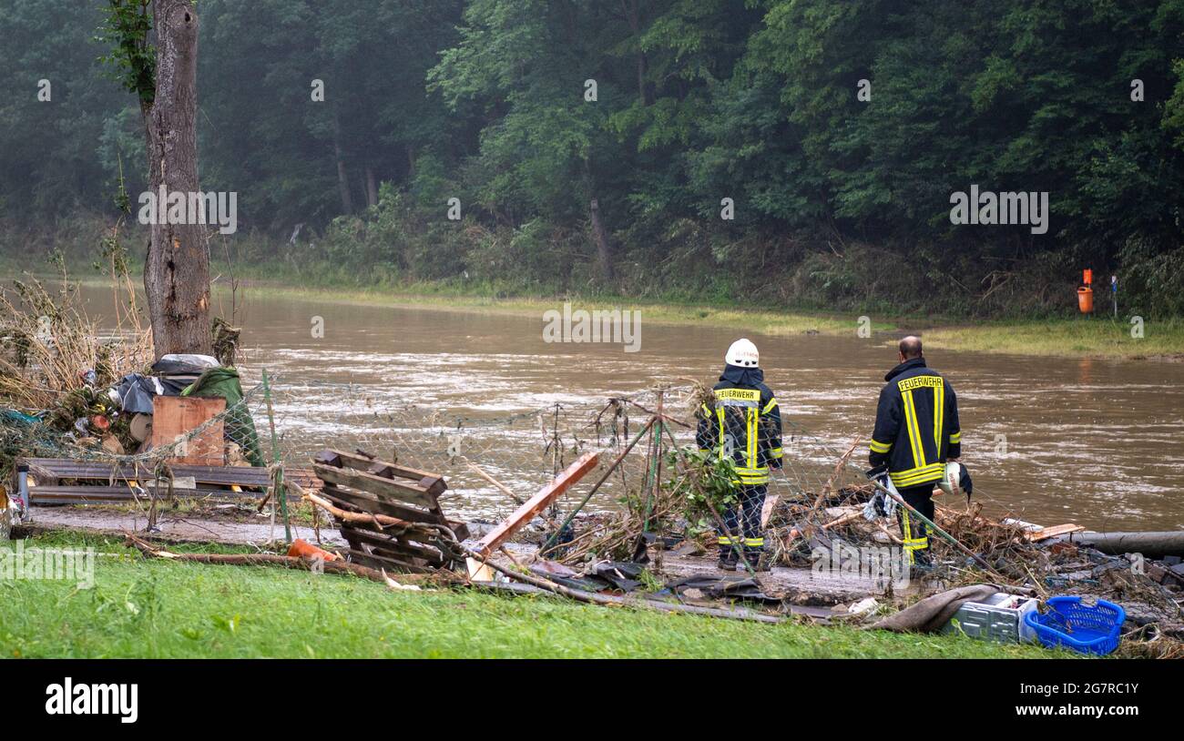 Schuld, Deutschland. Juli 2021. Feuerwehrleute stehen am verwüsteten Ahrufer im Zentrum von Schuld. Quelle: Lino Mirgeler/dpa/Alamy Live News Stockfoto