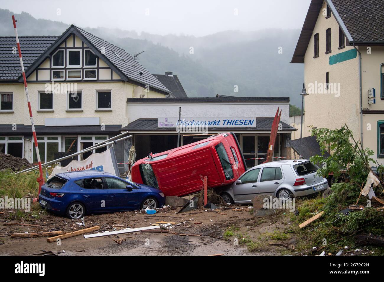 Schuld, Deutschland. Juli 2021. Zerstörte Autos liegen am Rand der Ahr vor dem verwüsteten Stadtzentrum von Schuld. Quelle: Lino Mirgeler/dpa/Alamy Live News Stockfoto