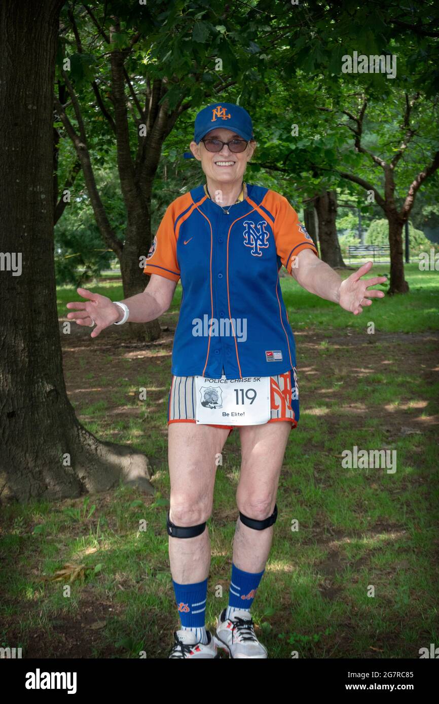 Posierte Porträt einer Frau nur wenige Wochen vor ihrem 70. Geburtstag, nachdem sie ein 5 km-Rennen beendet hatte. In Queens, New York. Stockfoto