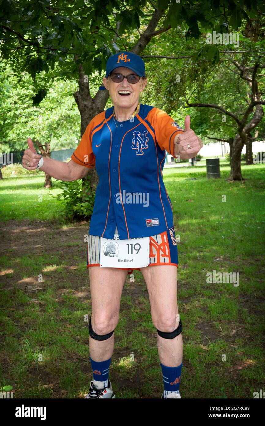 Posierte Porträt einer Frau nur wenige Wochen vor ihrem 70. Geburtstag, nachdem sie ein 5 km-Rennen beendet hatte. In Queens, New York. Stockfoto