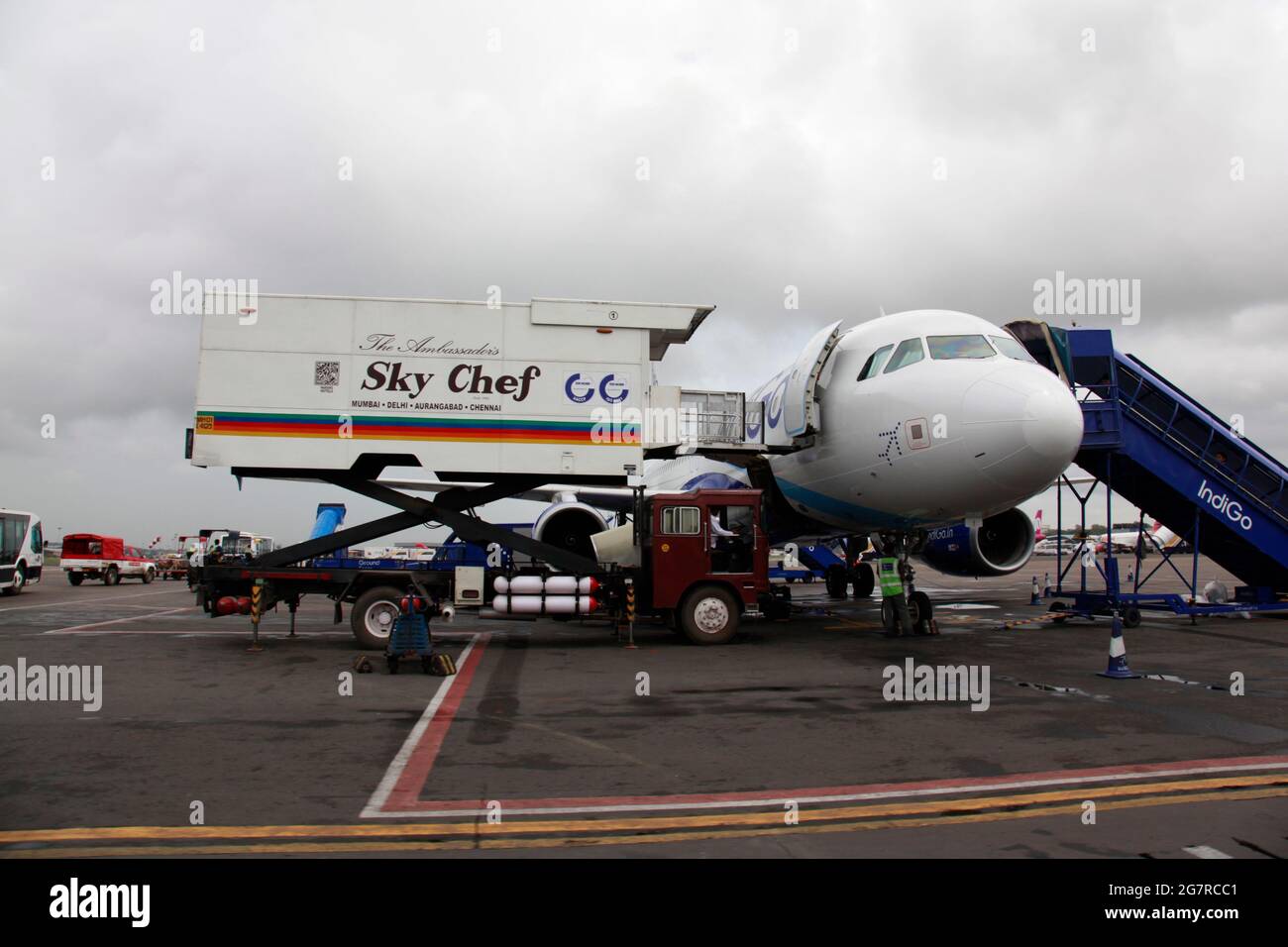 Indigo-Flugzeug geparkt, Sky Chef, Flughafen Mumbai, Sahar International Airport, Chhatrapati Shivaji International Airport, CSIA, Bombay, Mumbai, Maharashtra, Indien, Asien Stockfoto