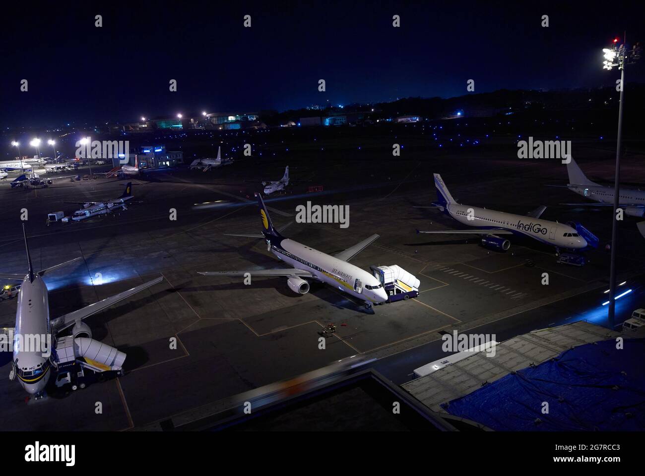 Nachts geparkte Flugzeuge, Mumbai Airport, Sahar International Airport, Chhatrapati Shivaji International Airport, CSIA, Bombay, Mumbai, Maharashtra, Indien, Asien Stockfoto