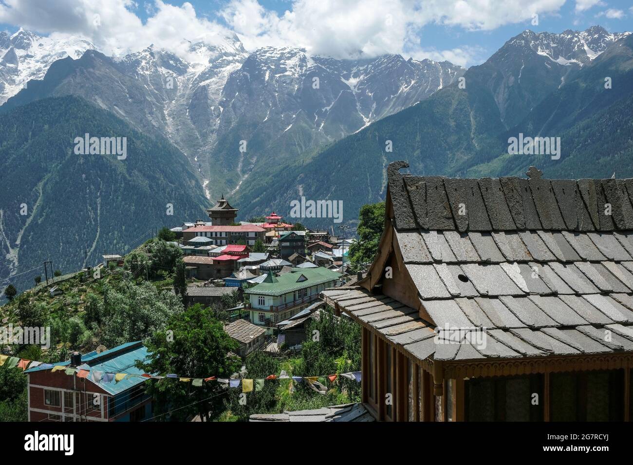 Blick auf das Dorf Kalpa in Himachal Pradesh, Indien. Stockfoto