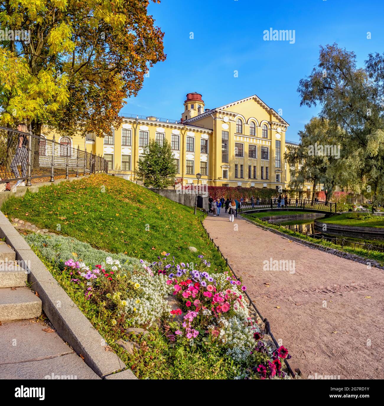 Der Yusupov-Garten, der sich zwischen dem Fontanka-Ufer und der Sadovaya-Straße in St. Petersburg befindet, ist eine echte Oase im Zentrum der Metropole. Sp Stockfoto