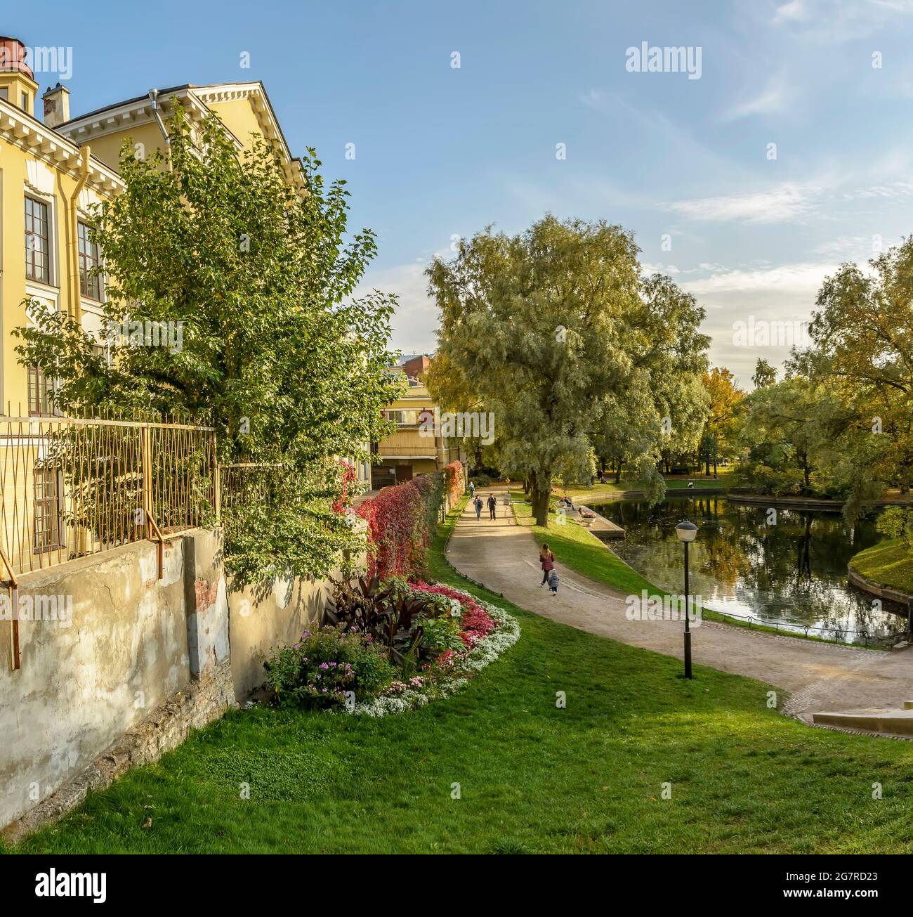 Der Yusupov-Garten, der sich zwischen dem Fontanka-Ufer und der Sadovaya-Straße in St. Petersburg befindet, ist eine echte Oase im Zentrum der Metropole. Sp Stockfoto