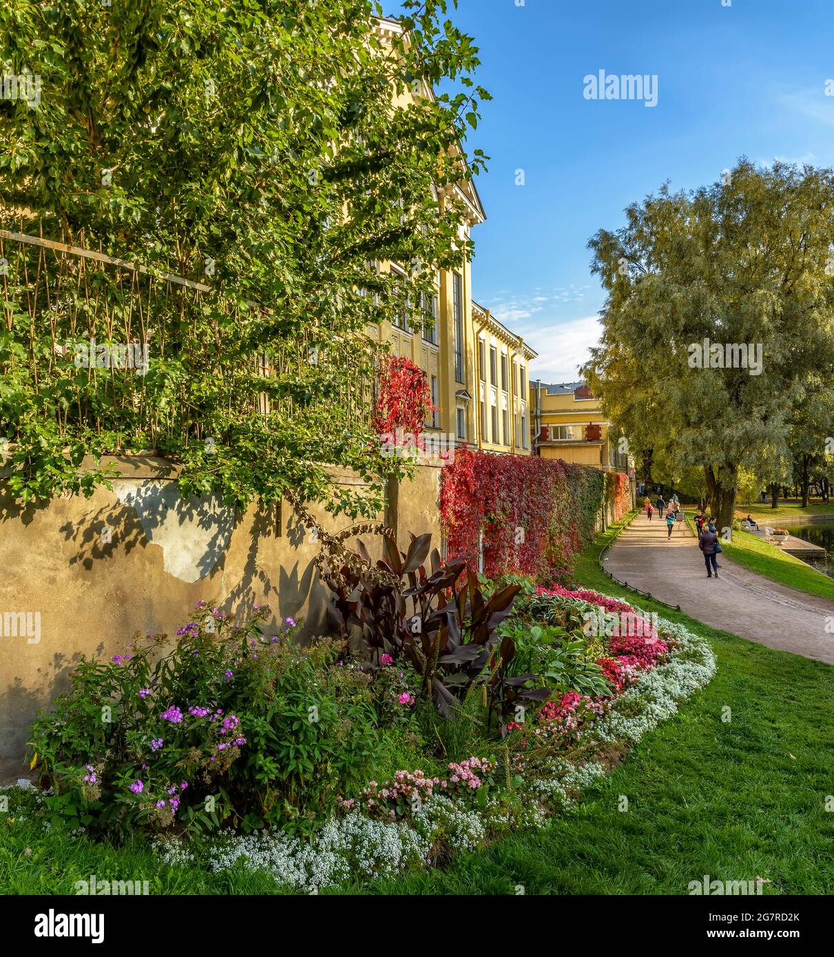 Der Yusupov-Garten, der sich zwischen dem Fontanka-Ufer und der Sadovaya-Straße in St. Petersburg befindet, ist eine echte Oase im Zentrum der Metropole. Sp Stockfoto
