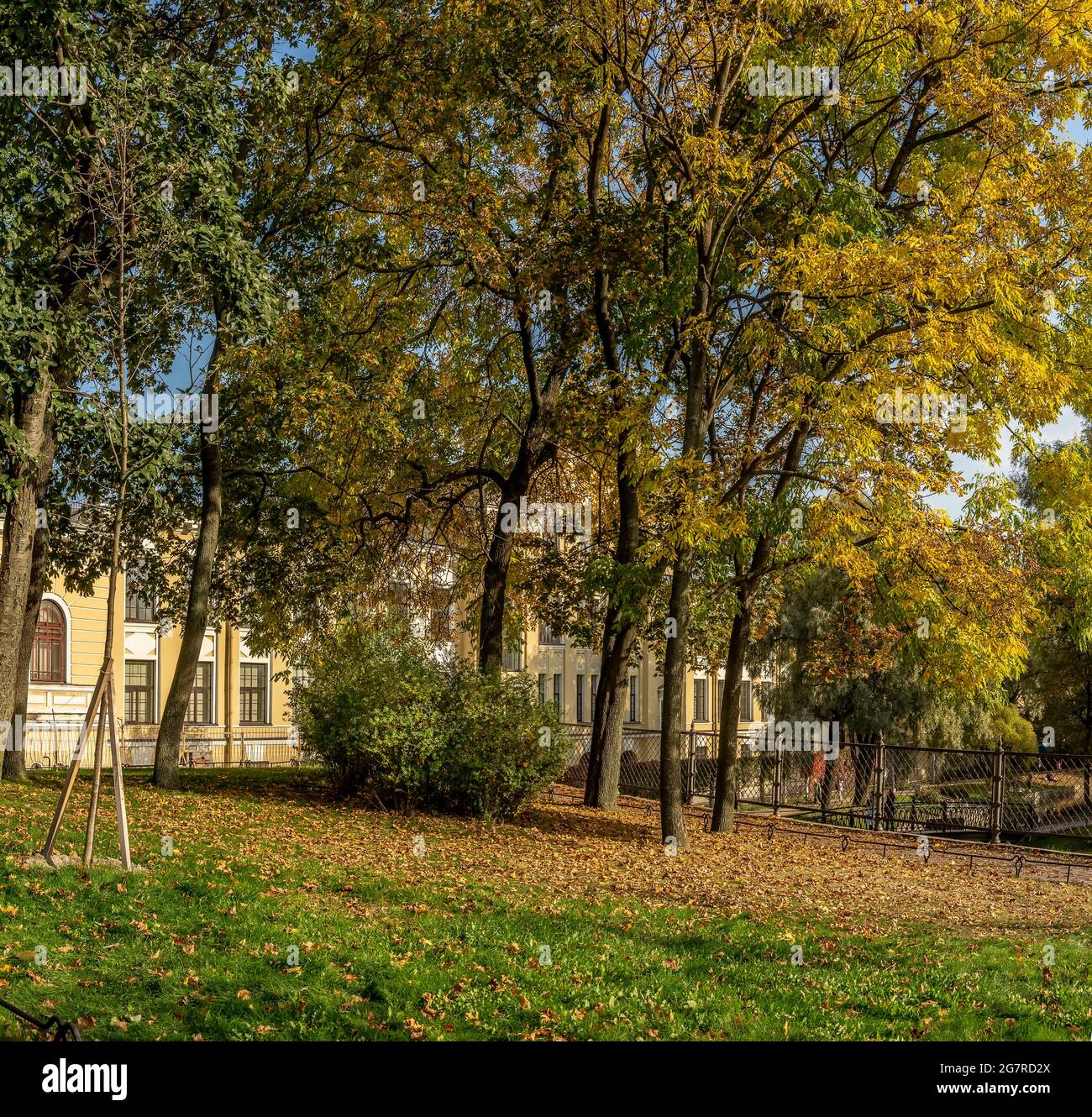 Der Yusupov-Garten, der sich zwischen dem Fontanka-Ufer und der Sadovaya-Straße in St. Petersburg befindet, ist eine echte Oase im Zentrum der Metropole. Sp Stockfoto