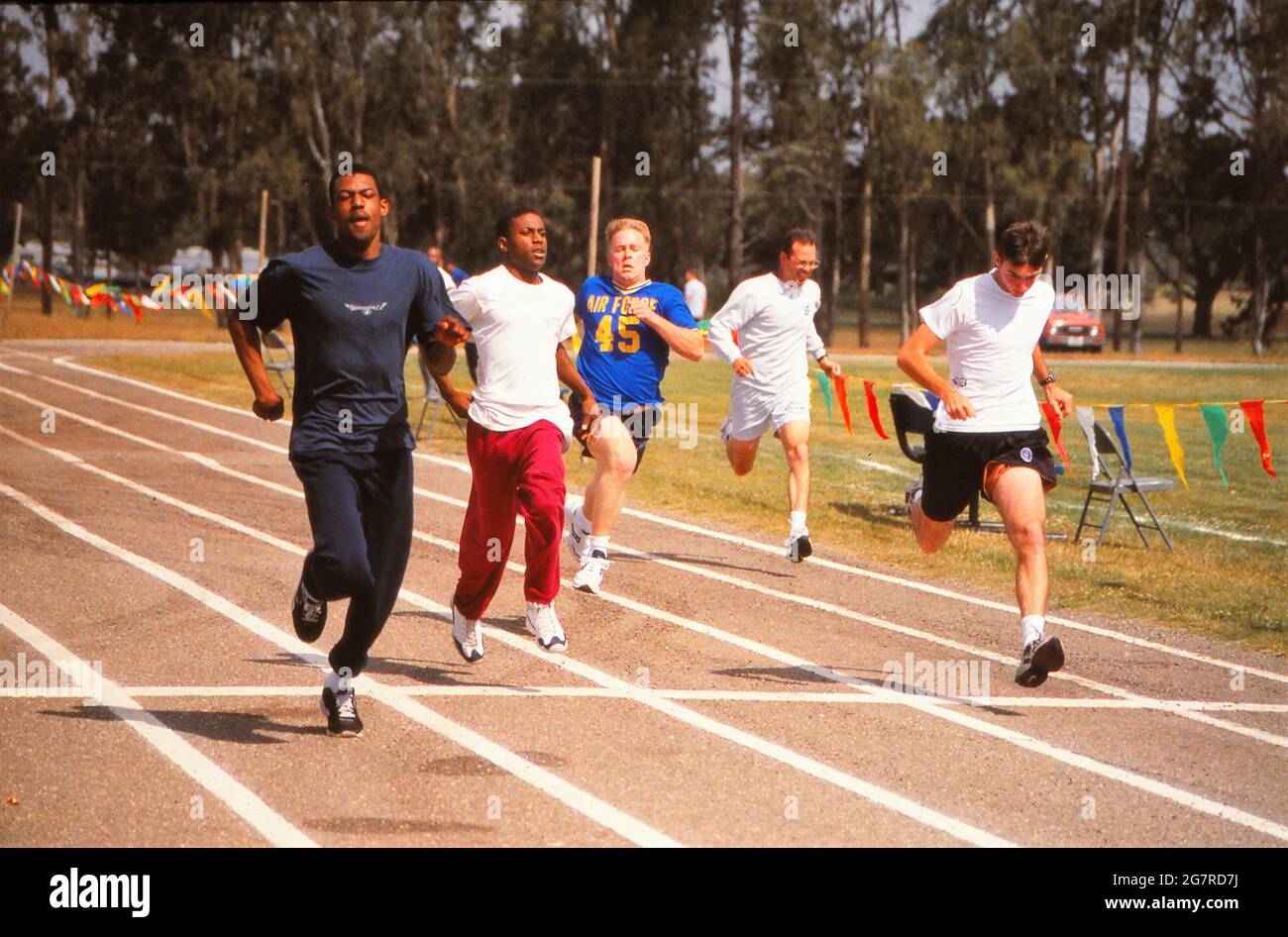 LOMPOC, VEREINIGTE STAATEN - 04. Jun 2021: Fünf Militärangehörige eilen in einem Picknick-Lauf in die Ziellinie. Stockfoto