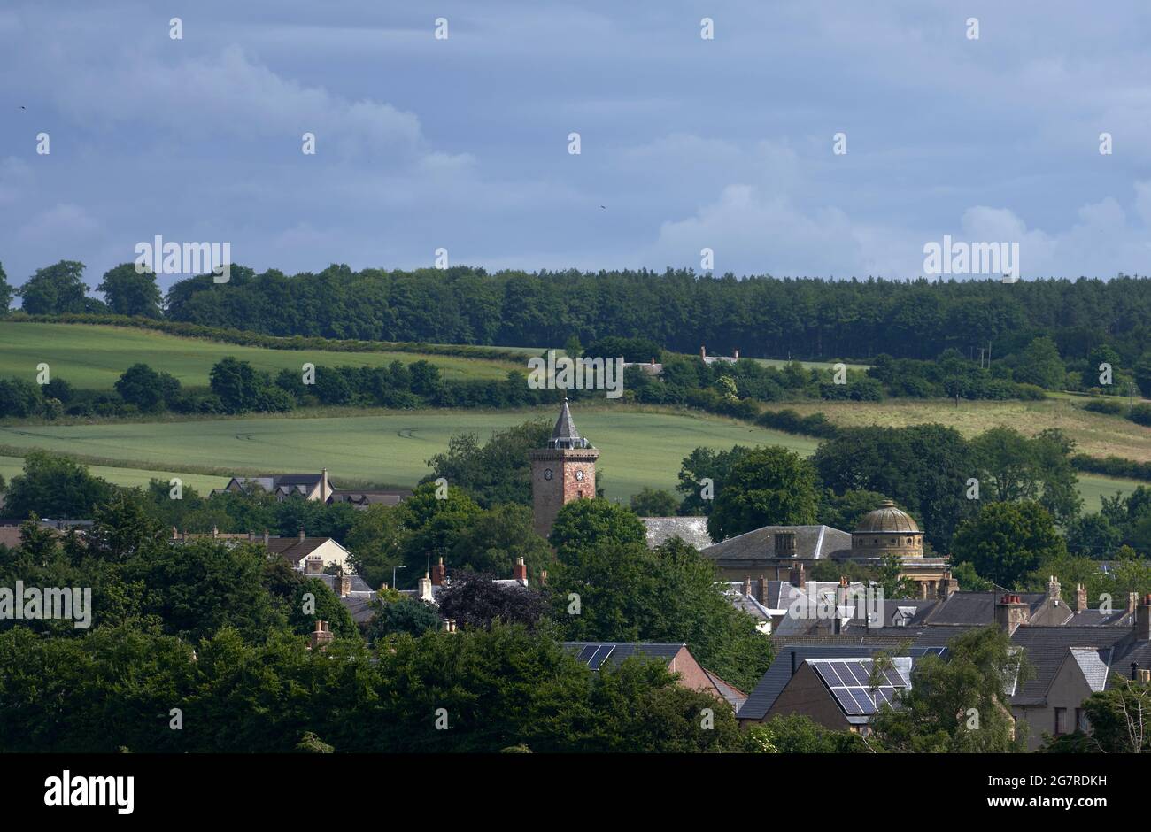 Blick über die Felder der Stadt Greenlaw in den Scottish Borders.The Town Hall ein prominentes Wahrzeichen. Stockfoto