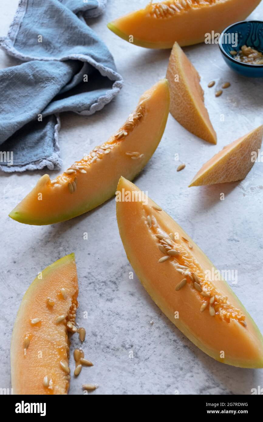 Frische Melone auf dem Tisch geschnitten, rohe reife biologische Früchte, Lebensmittelhintergrund Stockfoto