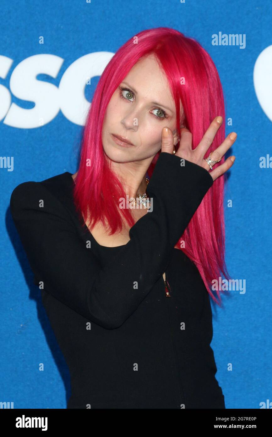 LOS ANGELES - JUL 15: Juno Temple bei der Ted Lasso Saison 2 Premiere auf dem Dach des Pacific Design Center am 15. Juli 2021 in Los Angeles, CA Stockfoto