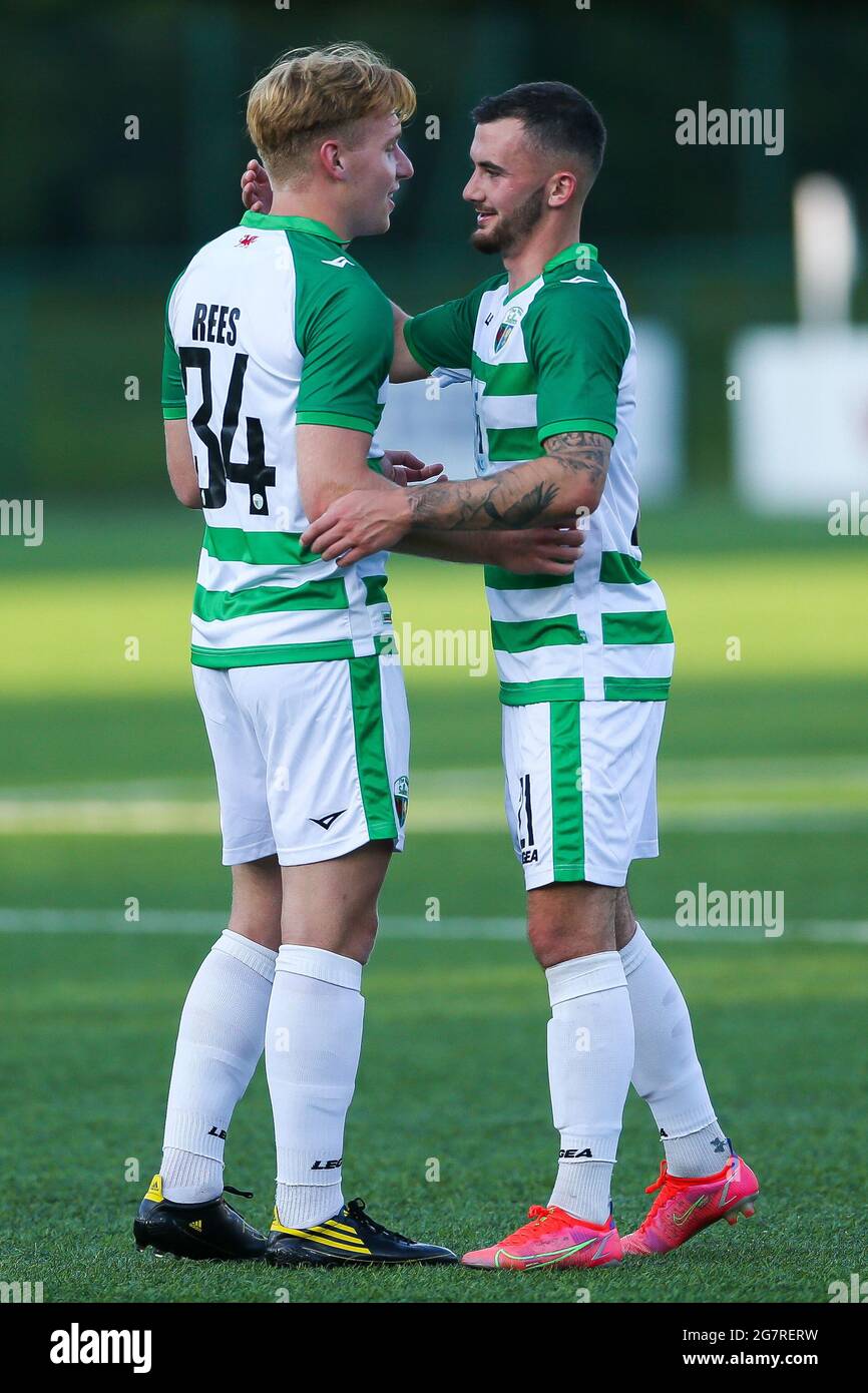 Die New Saints'€™ Leo Smith (rechts) feiert das zweite Tor ihrer Mannschaft mit einem Teamkollegen während der ersten Qualifikationsrunde der UEFA Europa Conference League, dem zweiten Beinspiel in Park Hall, Oswestry. Bilddatum: Donnerstag, 15. Juli 2021. Stockfoto