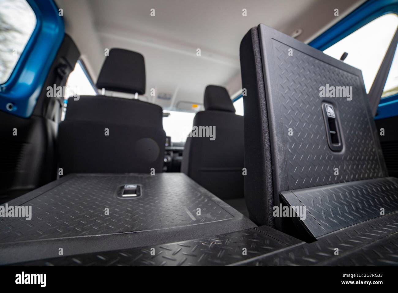 Gefaltete Rücksitze im Fahrzeug, Rückansicht aus nächster Nähe Stockfoto