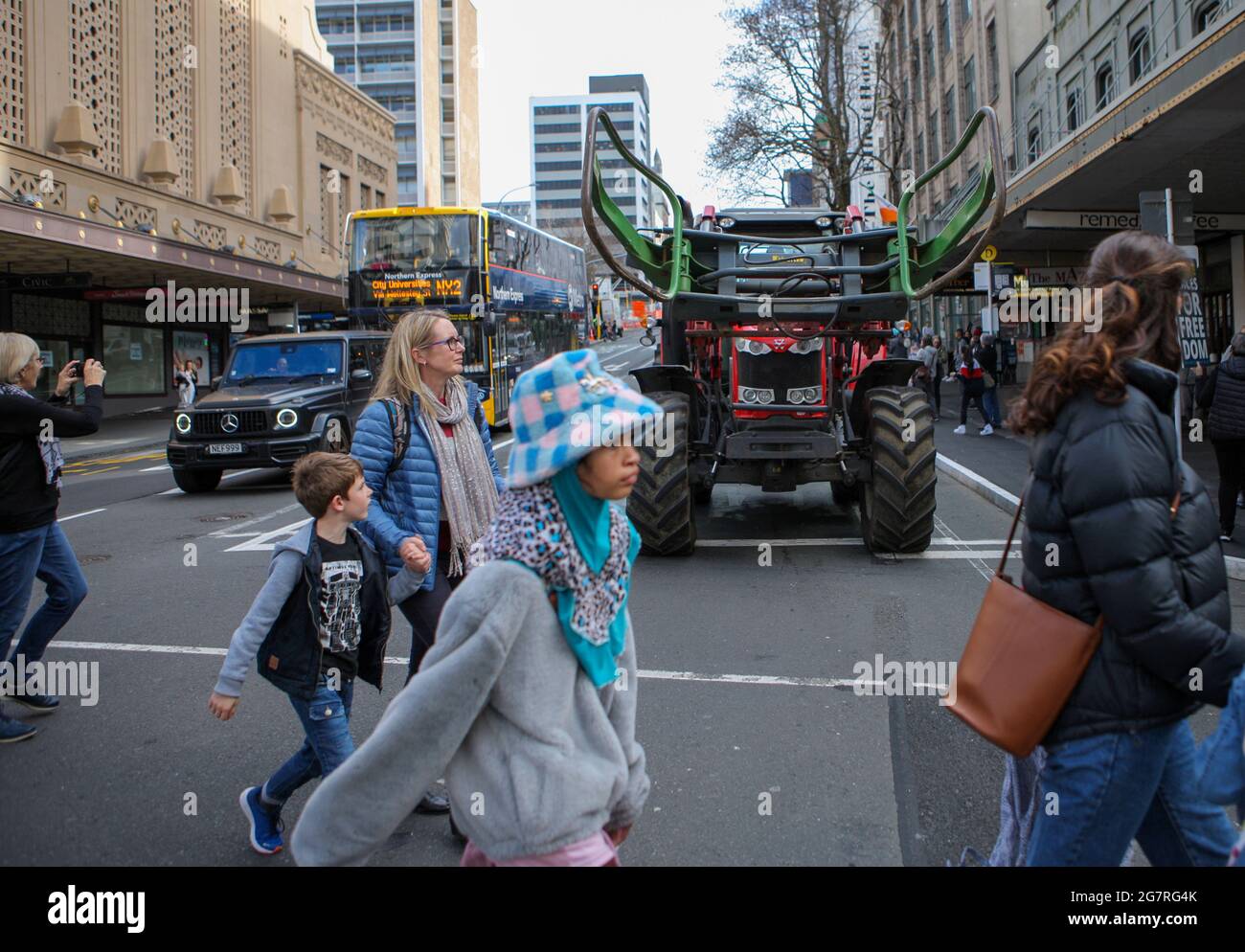 Auckland, Neuseeland. Juli 2021. Traktoren und Bauern nehmen am Howl einer Protestveranstaltung in Auckland, Neuseeland, am 16. Juli 2021 Teil. Traktoren und Bauern stiegen auf den Straßen des Stadtzentrums von Auckland ab, als sie am Freitag an einem Protest im ganzen Land teilnahmen. Beim Howl einer Protestveranstaltung wurden Tausende von landwirtschaftlichen Fahrzeugen, darunter Lastwagen, Traktoren, UTES und sogar Hunde, durch die Städte gerutscht, während der Protest gegen das, was die Bauern sagten, eine zunehmende Einmischung der Regierung, unpraktikable Vorschriften und ungerechtfertigte Kosten sei. Kredit: Zhao Gang/Xinhua/Alamy Live Nachrichten Stockfoto