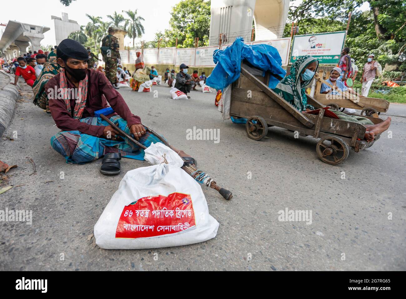 Menschen mit niedrigem Einkommen erhalten während der landesweiten Sperre zur Eindämmung der Ausbreitung des Coronavirus von der Bangladesh Army Nahrungsmittelnotfälle (COVID-19) Stockfoto