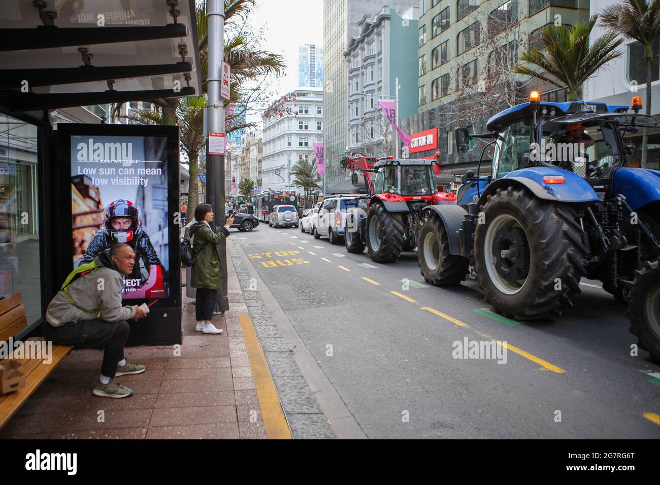 Auckland, Neuseeland. Juli 2021. Traktoren und Bauern nehmen am Howl einer Protestveranstaltung in Auckland, Neuseeland, am 16. Juli 2021 Teil. Traktoren und Bauern stiegen auf den Straßen des Stadtzentrums von Auckland ab, als sie am Freitag an einem Protest im ganzen Land teilnahmen. Beim Howl einer Protestveranstaltung wurden Tausende von landwirtschaftlichen Fahrzeugen, darunter Lastwagen, Traktoren, UTES und sogar Hunde, durch die Städte gerutscht, während der Protest gegen das, was die Bauern sagten, eine zunehmende Einmischung der Regierung, unpraktikable Vorschriften und ungerechtfertigte Kosten sei. Kredit: Zhao Gang/Xinhua/Alamy Live Nachrichten Stockfoto