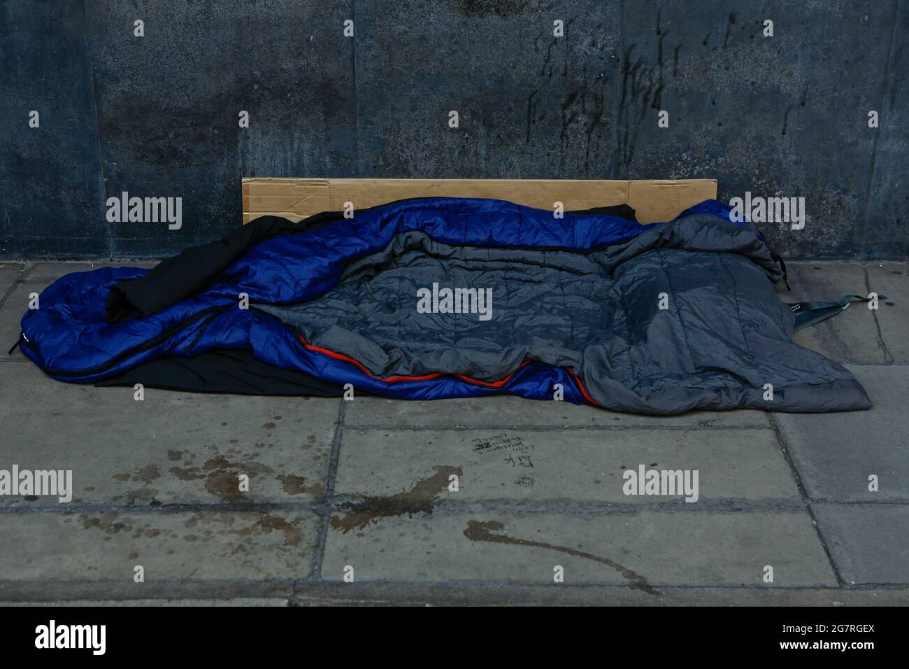 London (UK), 14. Juli 2021: Ein unbesetzter Schlafsack wartet während der Krise auf dem Strand im Zentrum von London auf der Straße. Stockfoto