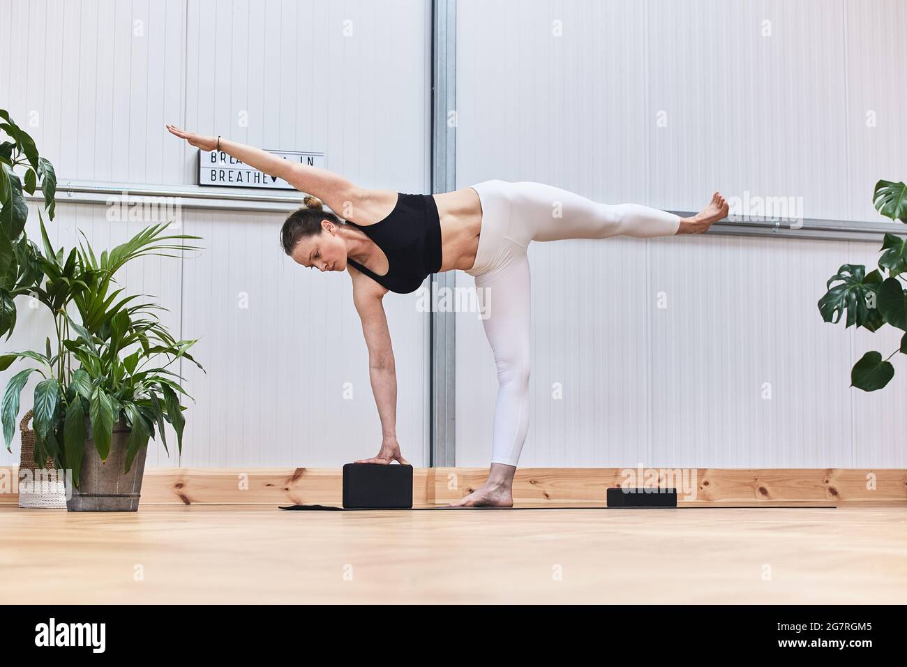 Frontbild einer attraktiven und gesunden Frau, die Yoga macht Stockfoto