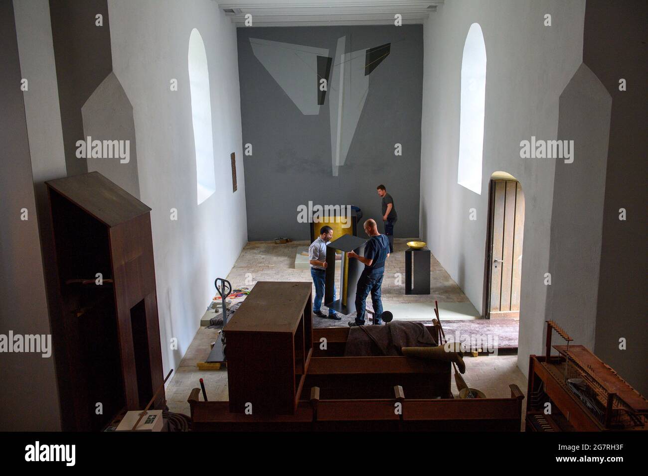 Nutha, Deutschland. Juli 15 2021: Albrecht Lindemann (l.), Pfarrer der Lutherischen Kirche Anhalt, und Klaus Partheil (r.) von der Schlosserei Partheil stellten das neue Rednerpult in der Dorfkirche auf. Im Gotteshaus bei Zerbst wird am Sonntag, den 18. Juli 2021, nach umfangreichen Renovierungsarbeiten wieder ein Gottesdienst gefeiert. Die erste Erwähnung der Kirche stammt aus dem Jahr 1378, der Wiederaufbau, bei dem der Turm seine barocke Kuppel erhielt, fand im Jahr 1707 statt. Die Kirche hat eine Bronzeglocke aus dem Jahr 1887. Quelle: dpa picture Alliance/Alamy Live News Stockfoto