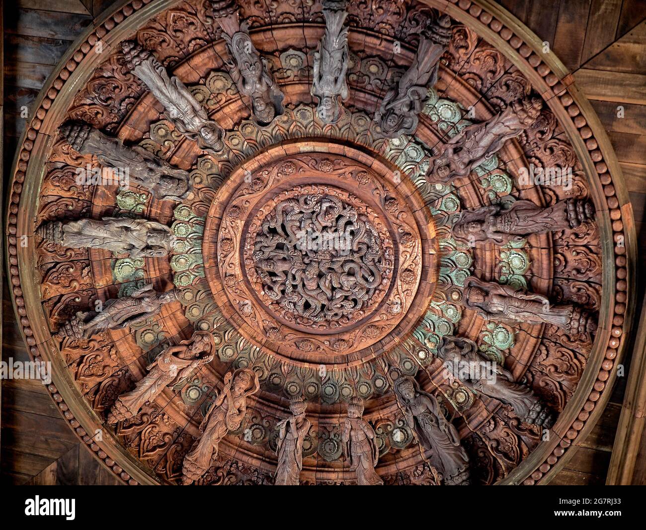 Heiligtum der Wahrheit, Deckenschnitzerei, Pattaya, Thailand, (Prasat Sut Ja-TUM) Hindu-Tempel, Südostasien Stockfoto