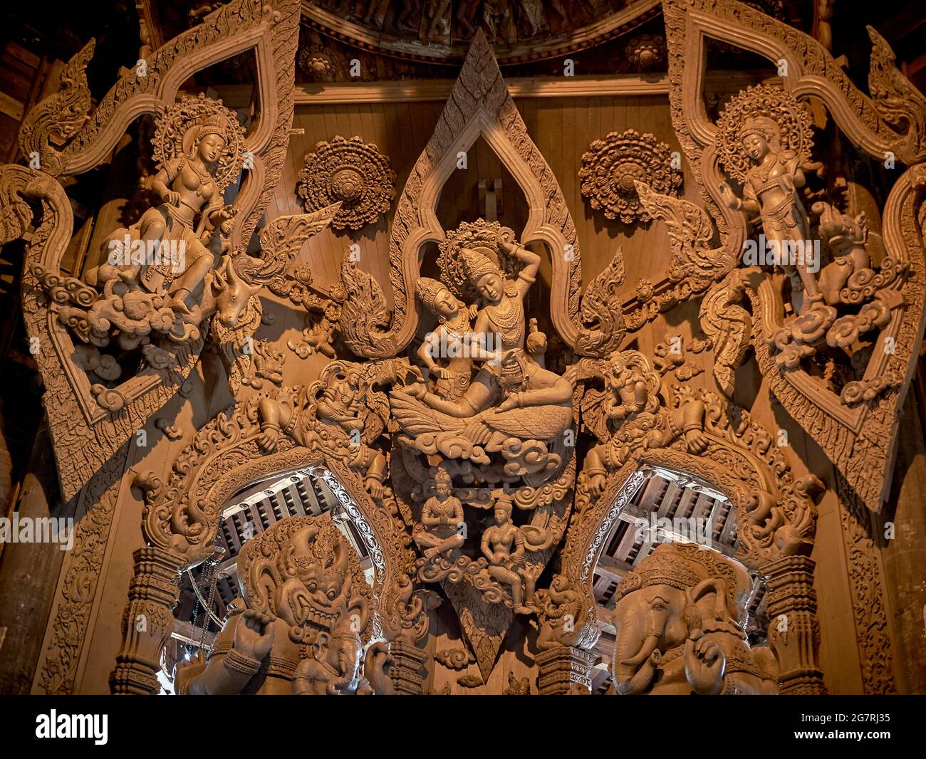 Heiligtum der Wahrheit, Dachschnitzerei, Pattaya, Thailand, (Prasat Sut Ja-TUM) Hindu-Tempel, Südostasien Stockfoto