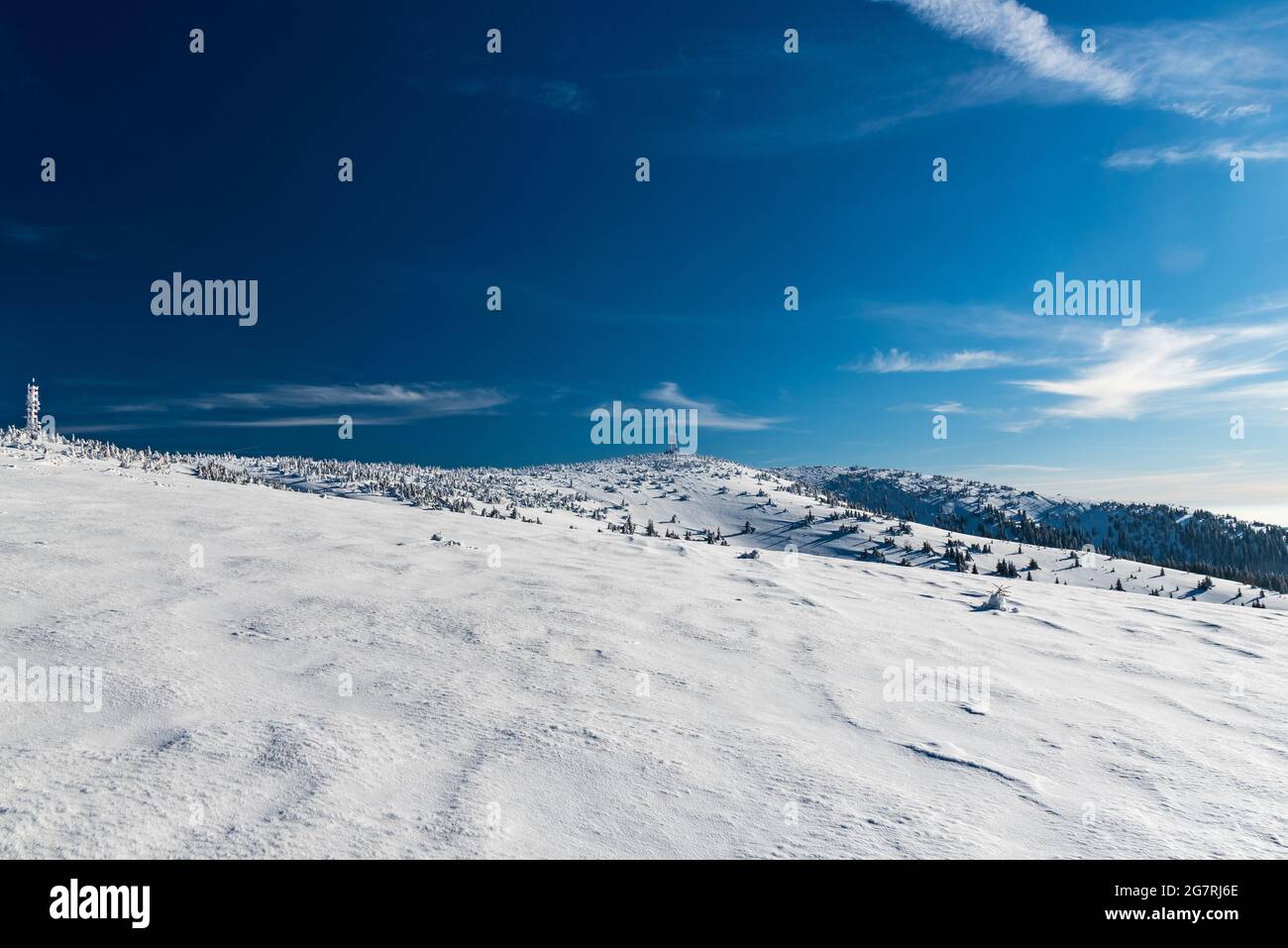Krizava und Velka luka Hügel mit Kommunikationstürmen im Winter Mala Fatra Berge in der Slowakei Stockfoto