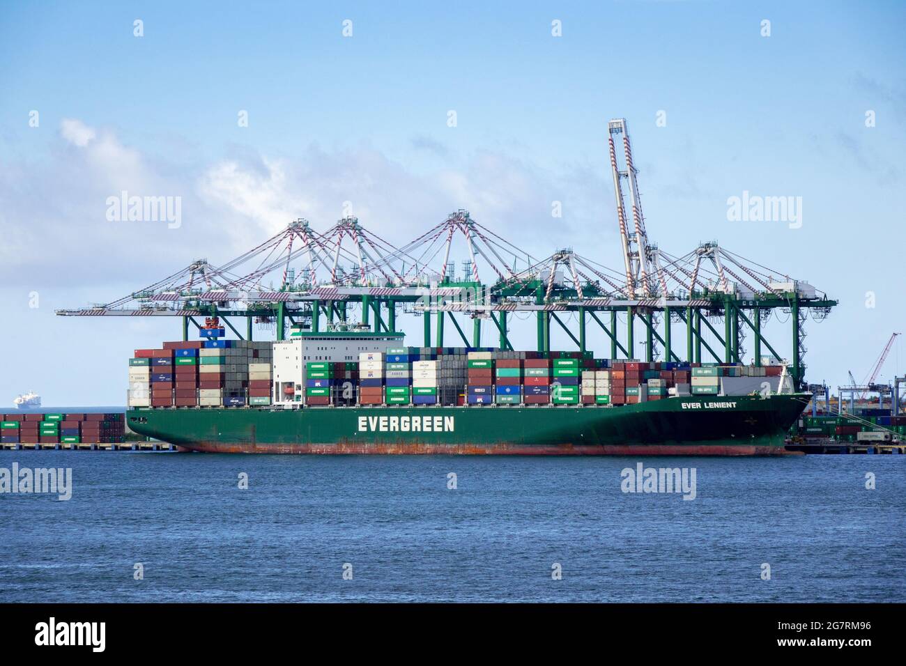 Immer nachsichtig Container Cargo Schiff Evergreen Line in Port Colon Republik Panama vor DEM Hintergrund der Krane Stockfoto