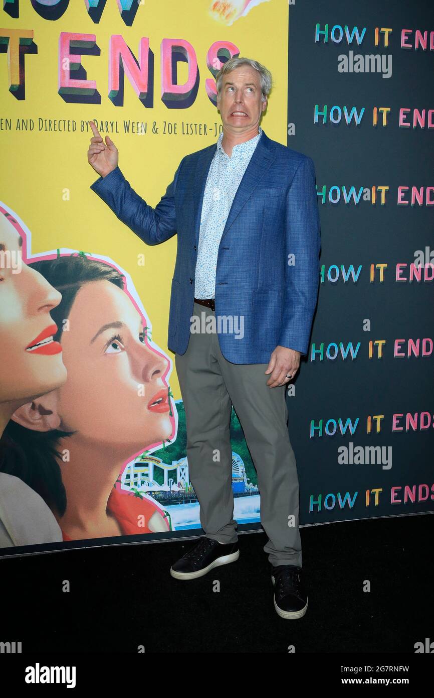 LOS ANGELES - JUL 15: Rob Huebel bei How IT Ends LA Premiere im NeueHouse Hollywood am 15. Juli 2021 in Los Angeles, CA Stockfoto