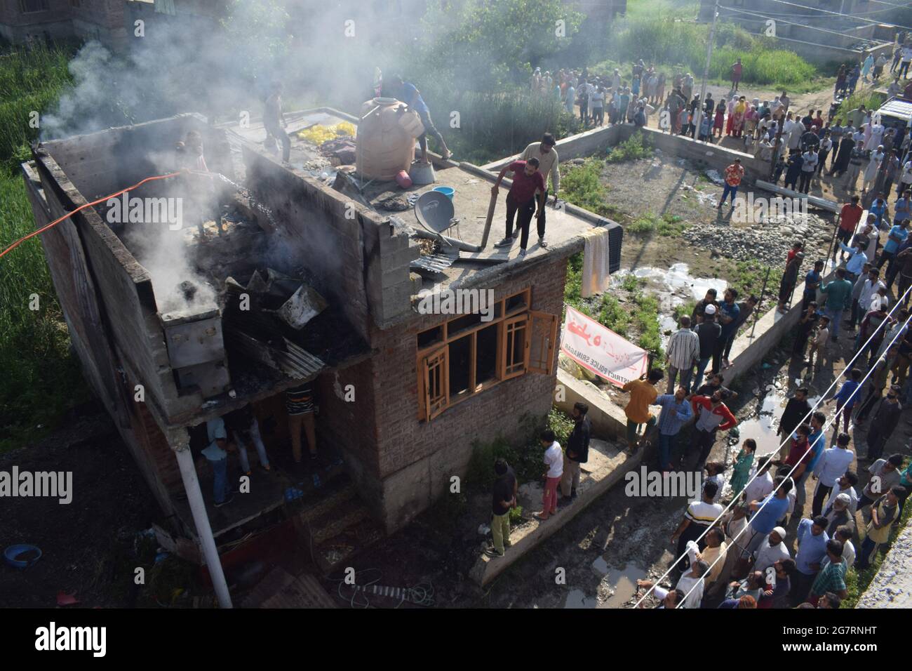 Srinagar. Juli 2021. Ein Haus wurde bei einer Begegnung zwischen Militanten und Sicherheitskräften in der Alamdar-Kolonie im Gebiet von Danmar Eidgah beschädigt. Srinagar. Kredit: Majority World CIC/Alamy Live Nachrichten Stockfoto