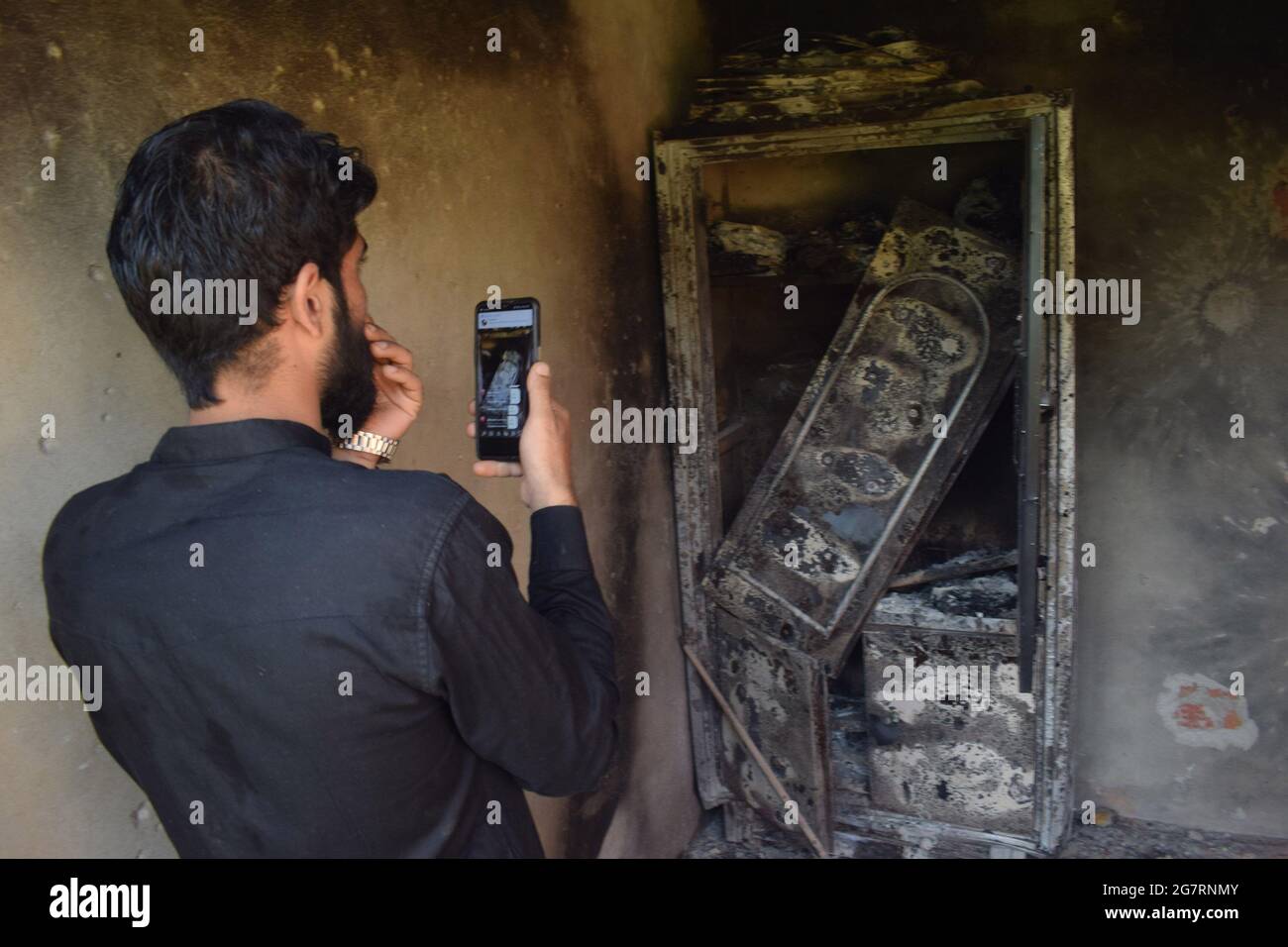 Srinagar. Juli 2021. Ein Haus wurde bei einer Begegnung zwischen Militanten und Sicherheitskräften in der Alamdar-Kolonie im Gebiet von Danmar Eidgah beschädigt. Srinagar. Kredit: Majority World CIC/Alamy Live Nachrichten Stockfoto