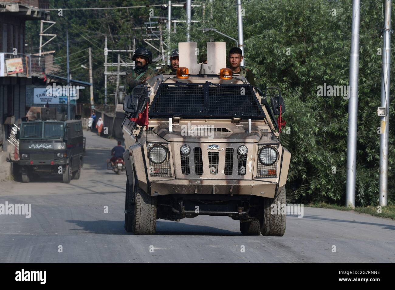 Srinagar. Juli 2021. Sicherheitskräfte in der Nähe bei einer Begegnung zwischen Militanten und Sicherheitskräften in der Alamdar-Kolonie im Gebiet von Danmar Eidgah. Srinagar. Kredit: Majority World CIC/Alamy Live Nachrichten Stockfoto