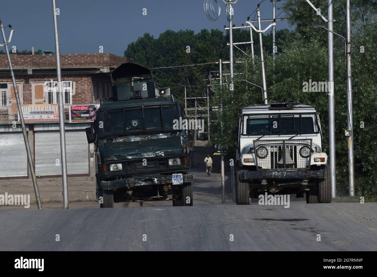 Srinagar. Juli 2021. Sicherheitskräfte in der Nähe bei einer Begegnung zwischen Militanten und Sicherheitskräften in der Alamdar-Kolonie im Gebiet von Danmar Eidgah. Srinagar. Kredit: Majority World CIC/Alamy Live Nachrichten Stockfoto