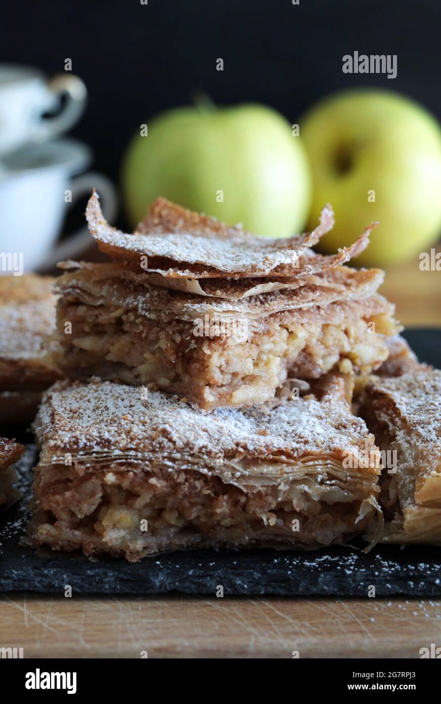 Apfelkuchen aus Phyllo-Teig. Hausgemachte süße Backwaren ...