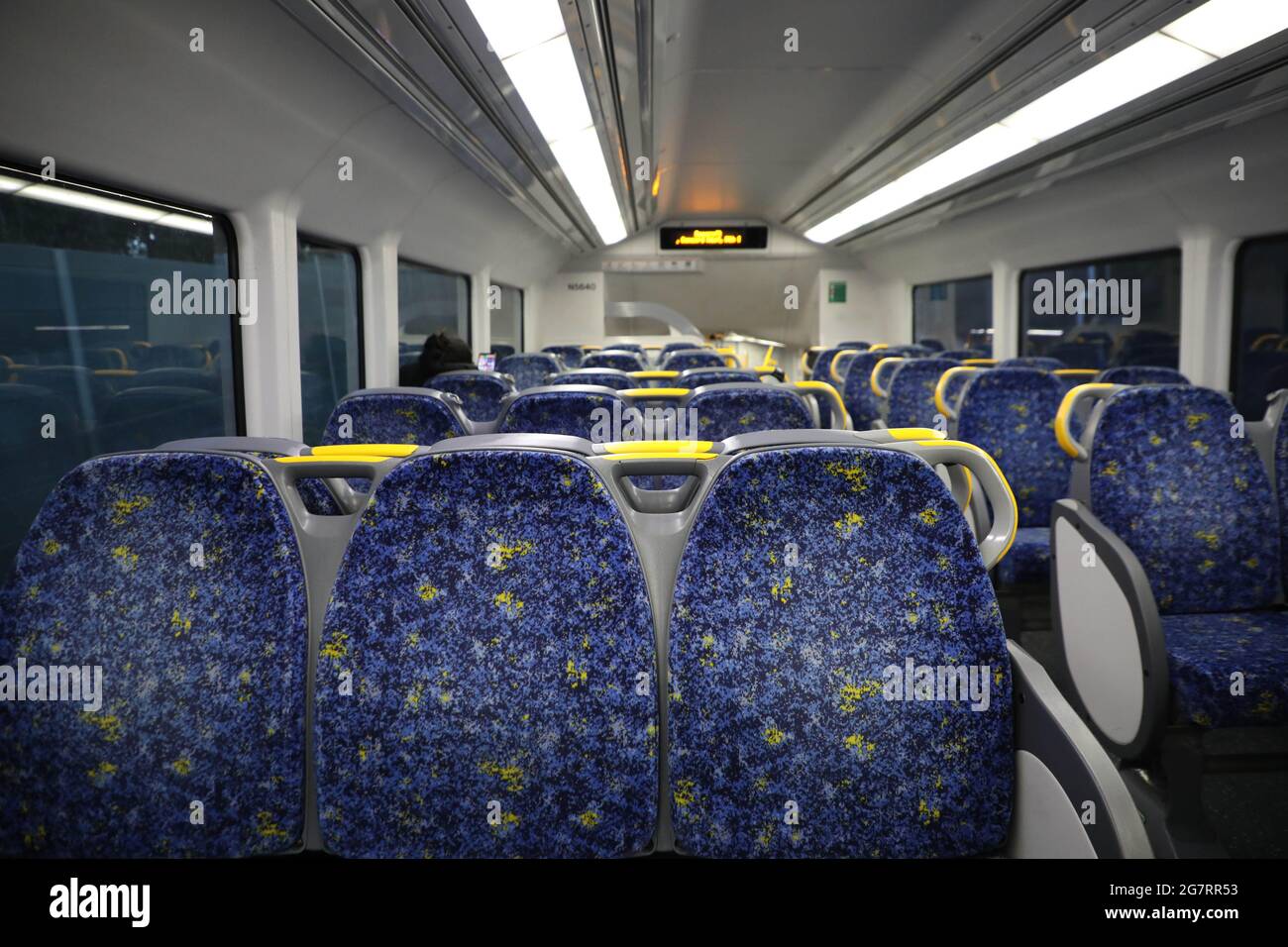 Sydney, Australien. Ein Zug während der Hauptverkehrszeit ist während des Sperrens fast leer. Kredit: Richard Milnes/Alamy Live Nachrichten Stockfoto