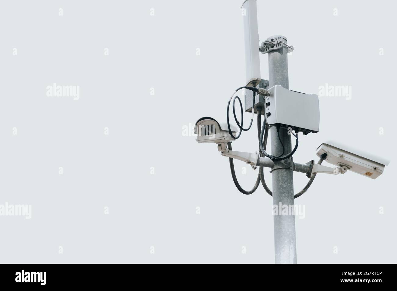 CCTV-Kamera elektrischer Mast auf isoliertem weißen Himmel mit Kopierraum. Sichere und sichere Technologie außerhalb von Eigentum und Hausbesitzer Konzept. Sicherheitskarte devi Stockfoto